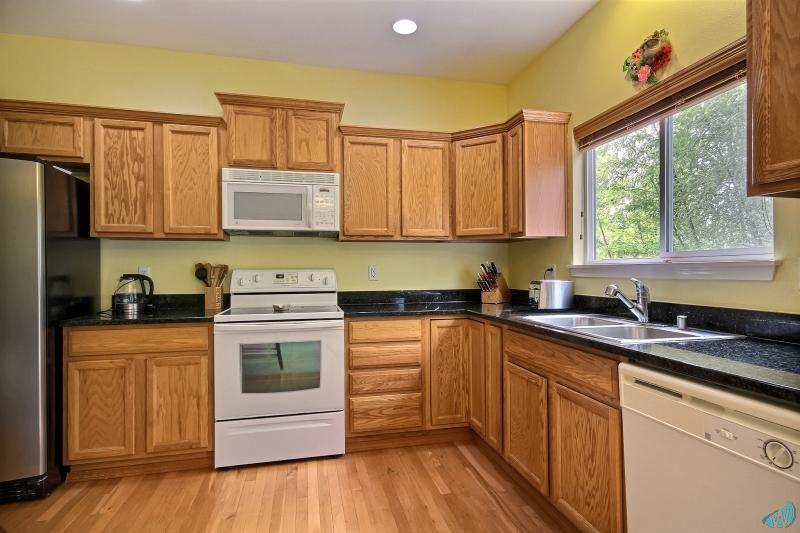 exposio_05_kitchen_03_1221_142nd_st_s.jpg